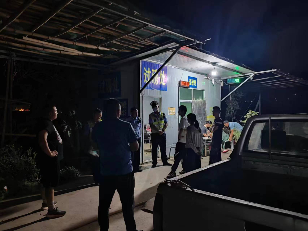 小皮卡居然压坏大磅秤 丽江华坪交警慧眼识破骗局2.jpg