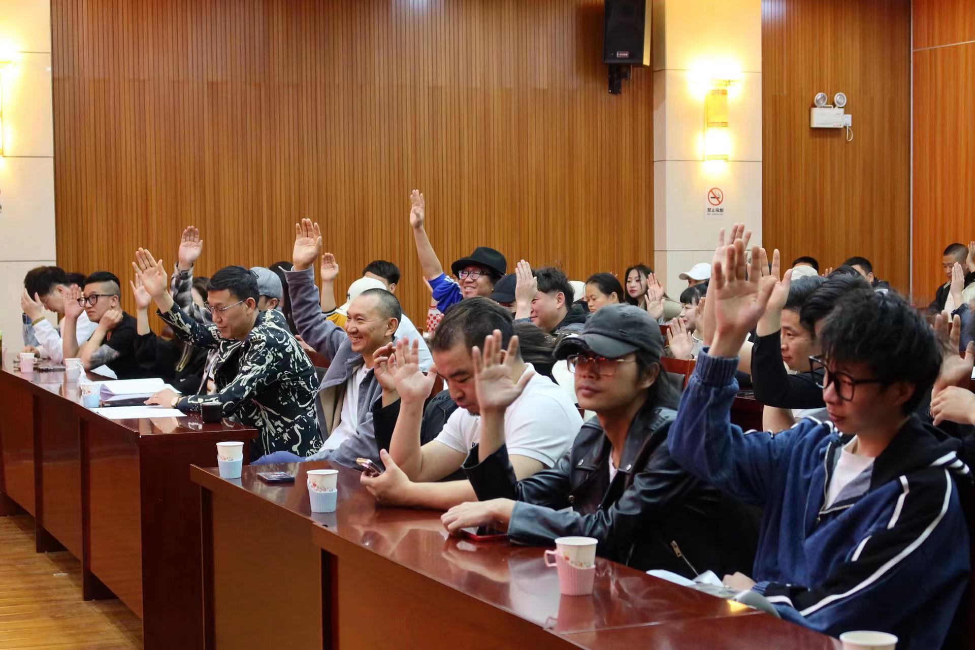 古城区大研古城酒吧协会第三届第一次会员大会召开  牟鑫当选会长 (2).jpg