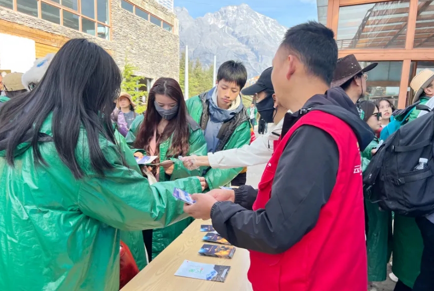 玉龙雪山管委会开展2024年“诚信经营·放心消费”主题实践活动 (1).png