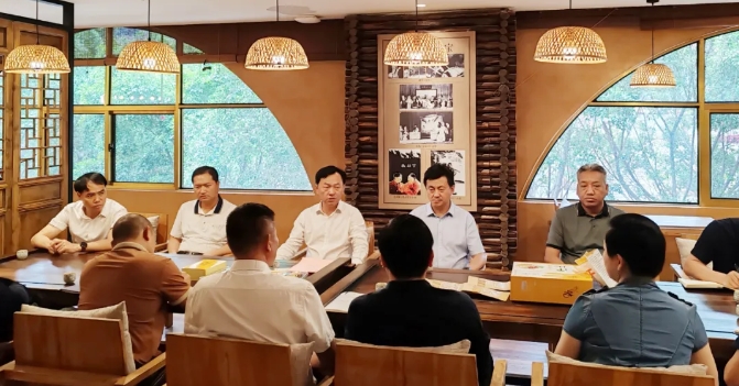 华坪县召开芒果产业发展政企恳谈会 (1).png
