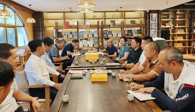华坪县召开芒果产业发展政企恳谈会 (2).png