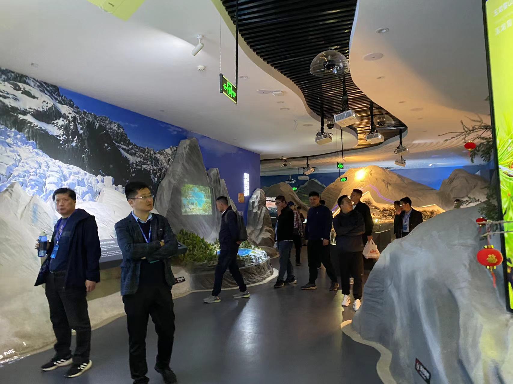 数智文旅研讨会在丽江举行  将为游客带来更加便捷、舒适、精彩的旅游体验 (9).jpg