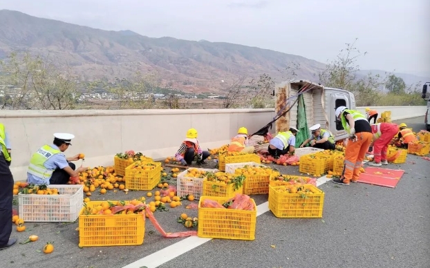 车辆爆胎侧翻 沃柑撒落了一地