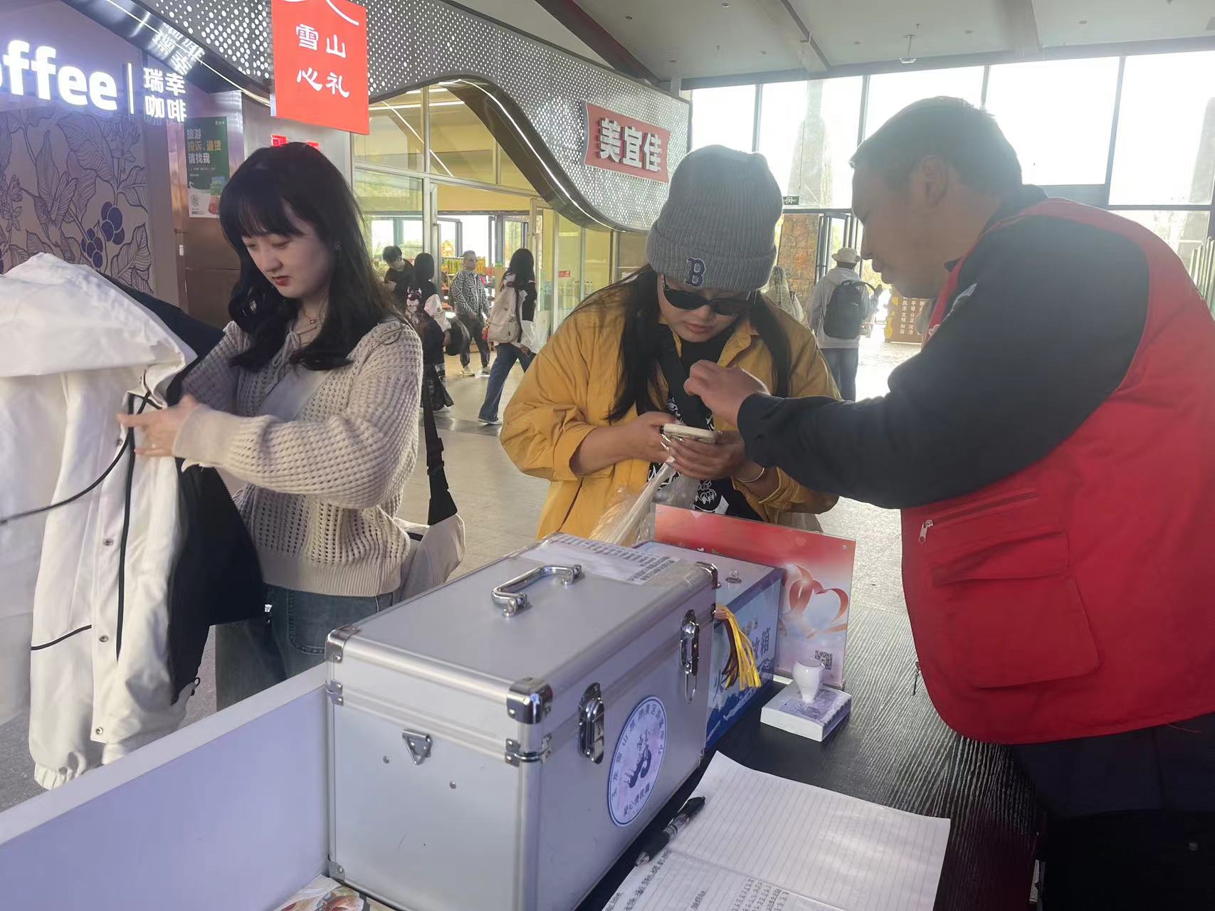 五一假期 玉龙雪山志愿服务不停歇 温暖游客心 (2).jpg