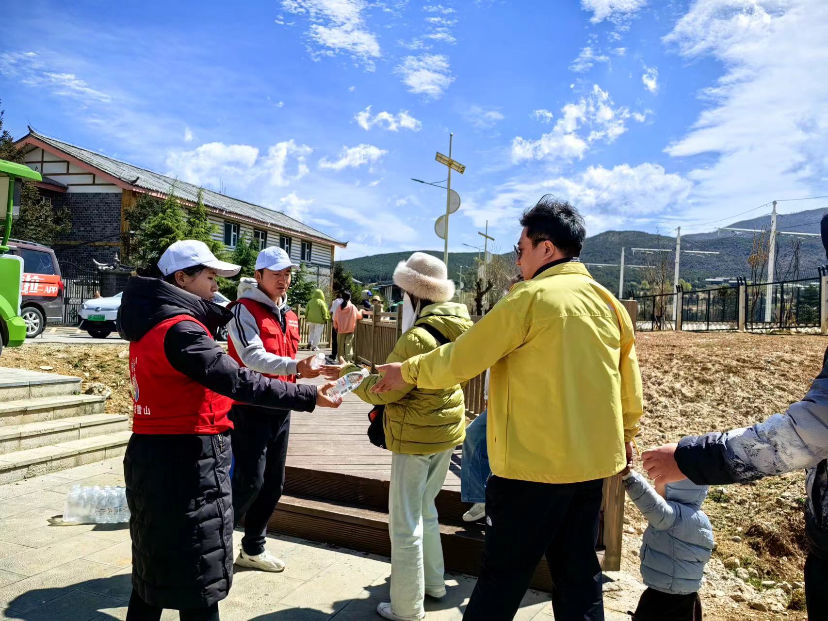 五一假期 玉龙雪山志愿服务不停歇 温暖游客心 (7).jpg