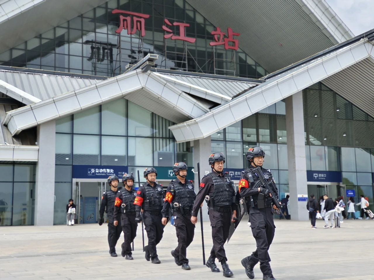 丽江火车警务站守护游客出行平安1.jpg