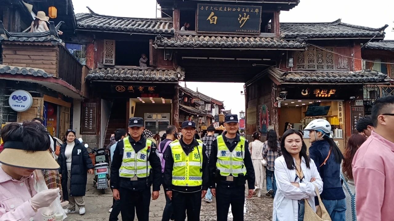 五一守护白沙古镇的藏蓝“警”色 玉龙公安筑造平安旅游“枫”景线1.jpg
