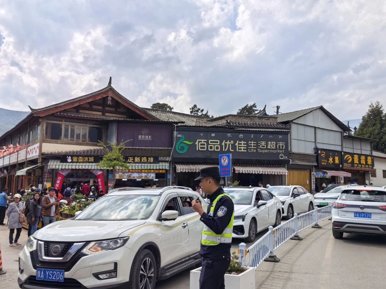 五一守护白沙古镇的藏蓝“警”色 玉龙公安筑造平安旅游“枫”景线4.jpg