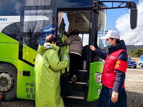 玉龙雪山五一旅游秩序井然 志愿者红马甲成亮丽风景线1.jpg