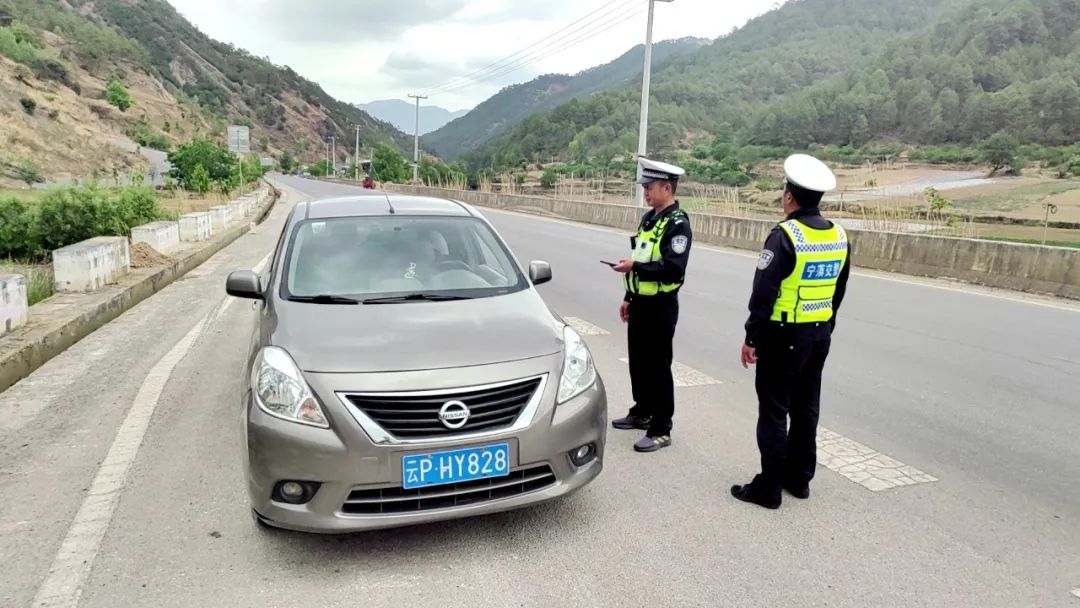 宁蒗交警高效护航“五一”：科技 人力织密安全网，确保假期道路畅通无阻02.jpg
