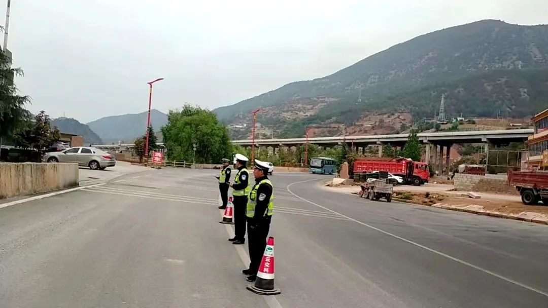 宁蒗交警高效护航“五一”：科技 人力织密安全网，确保假期道路畅通无阻01.jpg