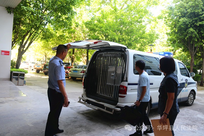 三年旧案重启，华坪法院执行局雷霆行动拘老赖02.jpg