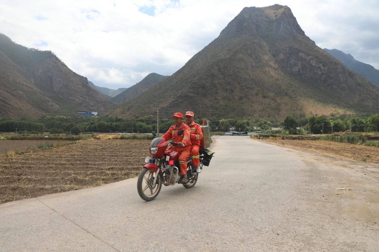 玉龙县因地制宜为村级配备摩托车、初发火处置员，织牢森林草原防灭火网.jpg