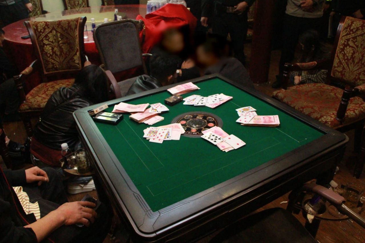 抓获21人，收缴赌资10万余元！丽江警方成功捣毁一处聚众赌博窝点.jpg