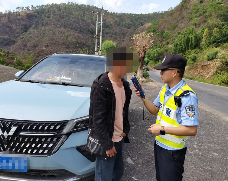永胜一男子酒驾被查 企图以槟榔为借口逃避责任01.jpg