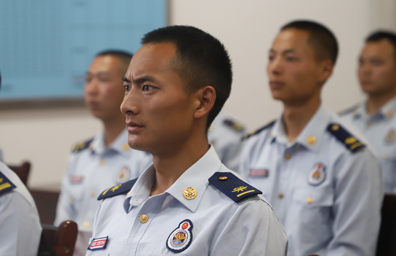 一名消防员若有所思.JPG