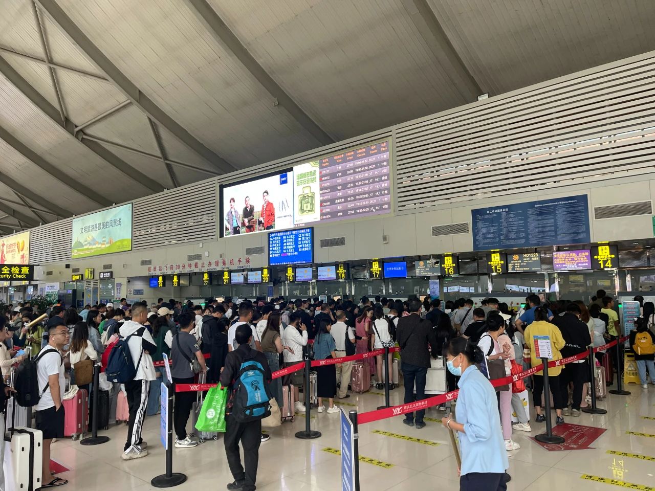 端午佳节，丽江机场安全运送近6万旅客1.jpg