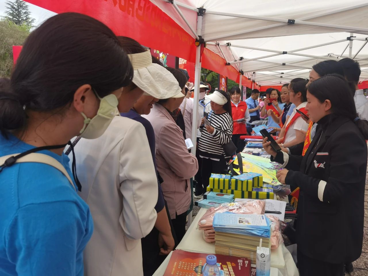 丽江市开展2024年防范非法集资宣传月“6·15”集中宣传日活动05.jpg