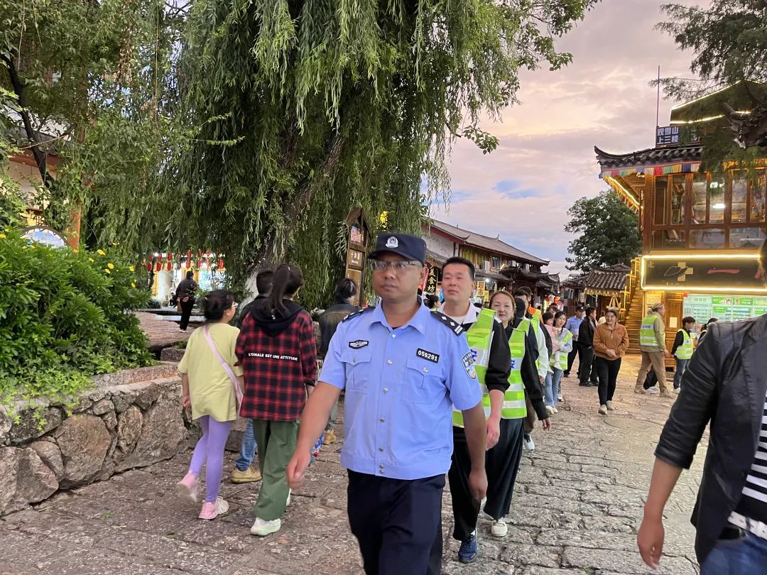 安全感满满！束河古镇暑期旅游治安服务队上岗03.jpg