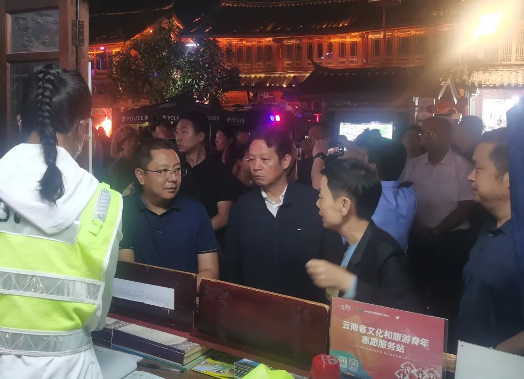阿辉通过“四不两直”方式实地调研暑期旅游接待服务工作2.jpg
