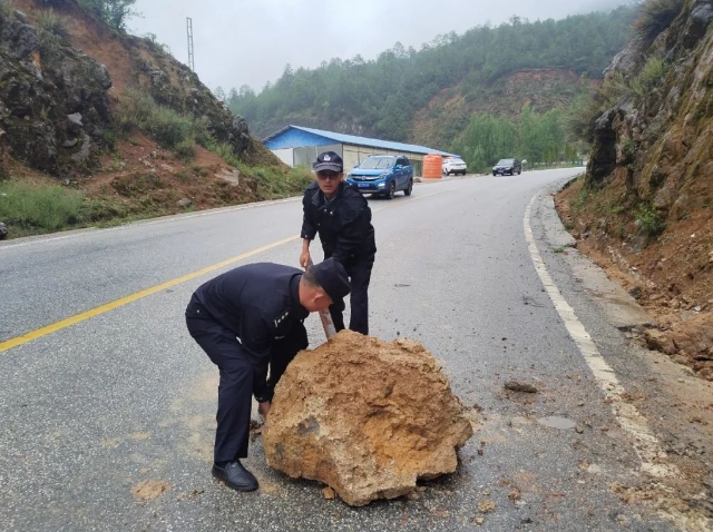 宁蒗交警提示：全县辖区公路落石多、雾大、请谨慎驾驶！.png