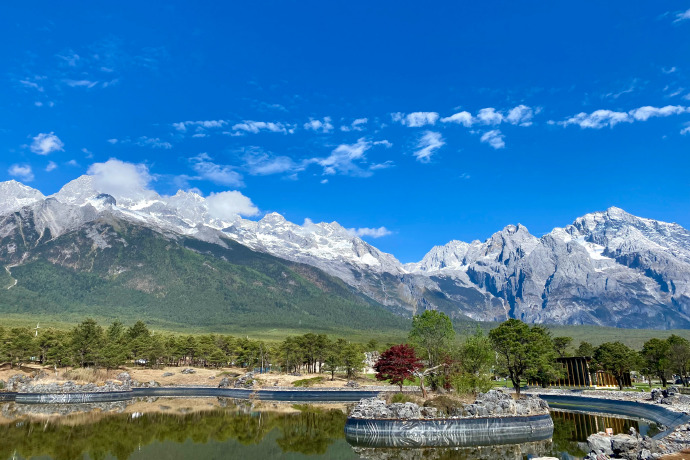 玉龙雪山景区在2024年暑期实行动态流量管控.jpg