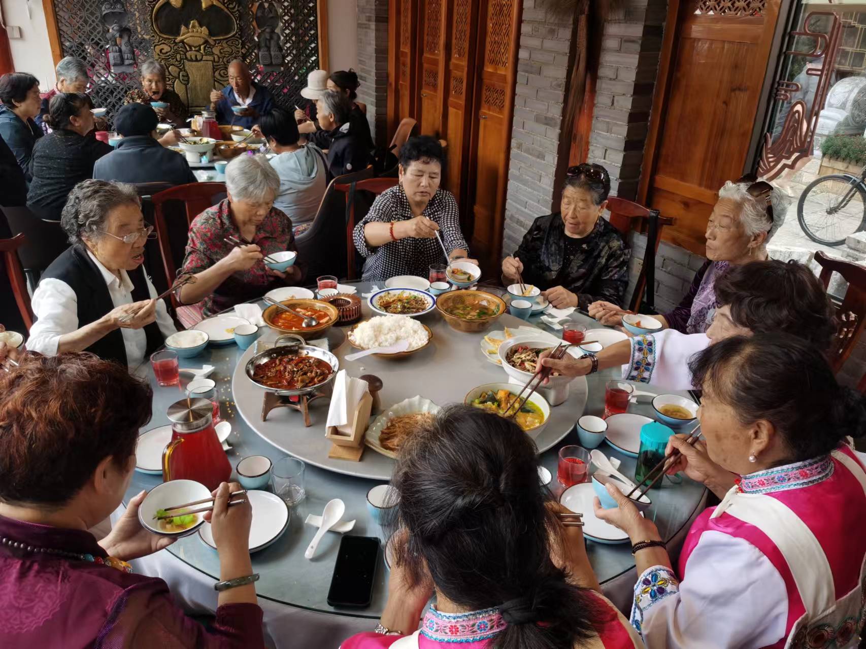 丽江古城饮食文化传习院携手七一社区共办温馨庆生宴2.jpg