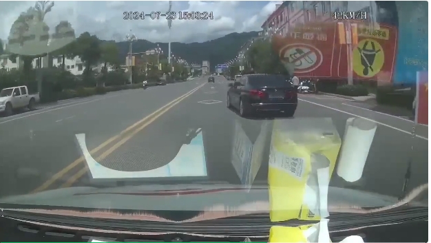 永胜街头上演疯狂“别车大战”，警方迅速介入严惩“路怒族”01.png
