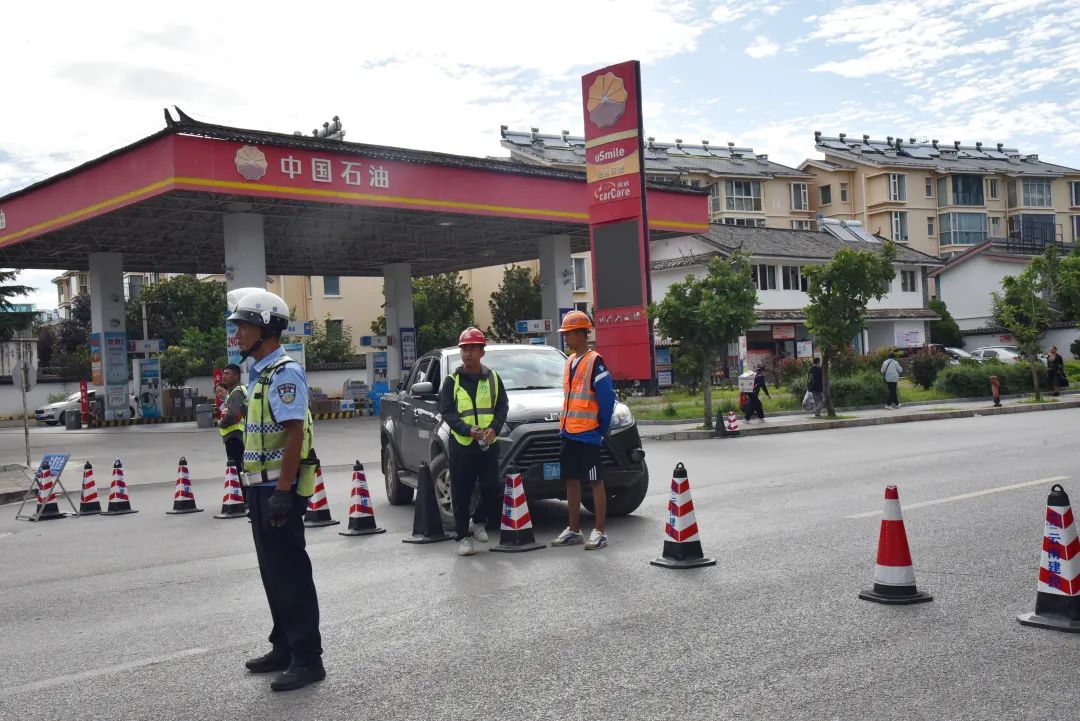 交通管控、清除树木！丽江南口路改扩建行道树迁移施工有序进行01.jpg