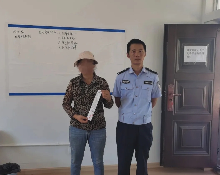 开车频繁看手机、发信息 古城交警：罚款100元 记3分.png