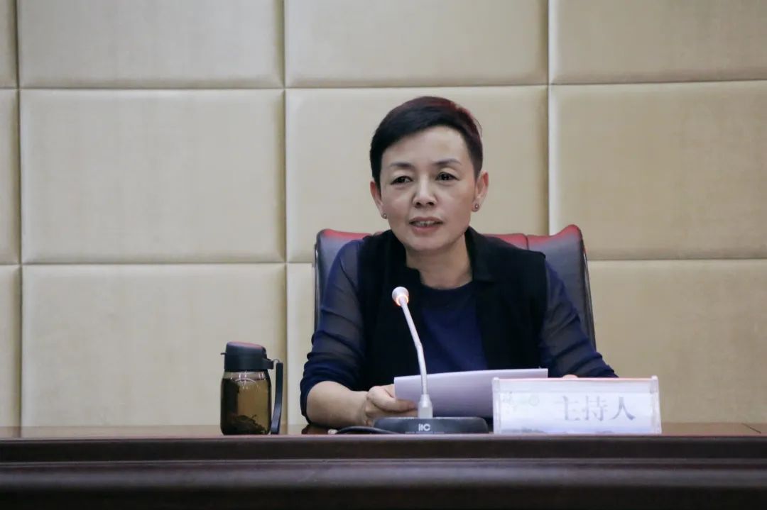 丽江古城保护管理局（公司）组织干部职工聆听“宏观经济形势分析”专题讲座04.jpg
