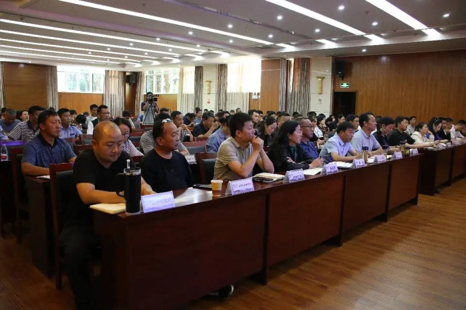 丽江古城保护管理局（公司）组织干部职工聆听“宏观经济形势分析”专题讲座03.jpg