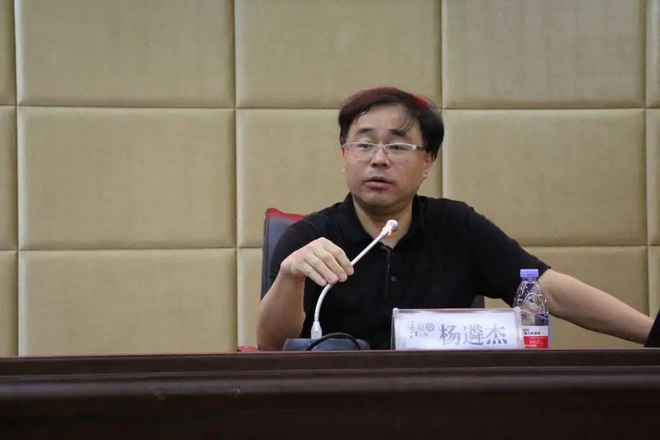 丽江古城保护管理局（公司）组织干部职工聆听“宏观经济形势分析”专题讲座02.jpg
