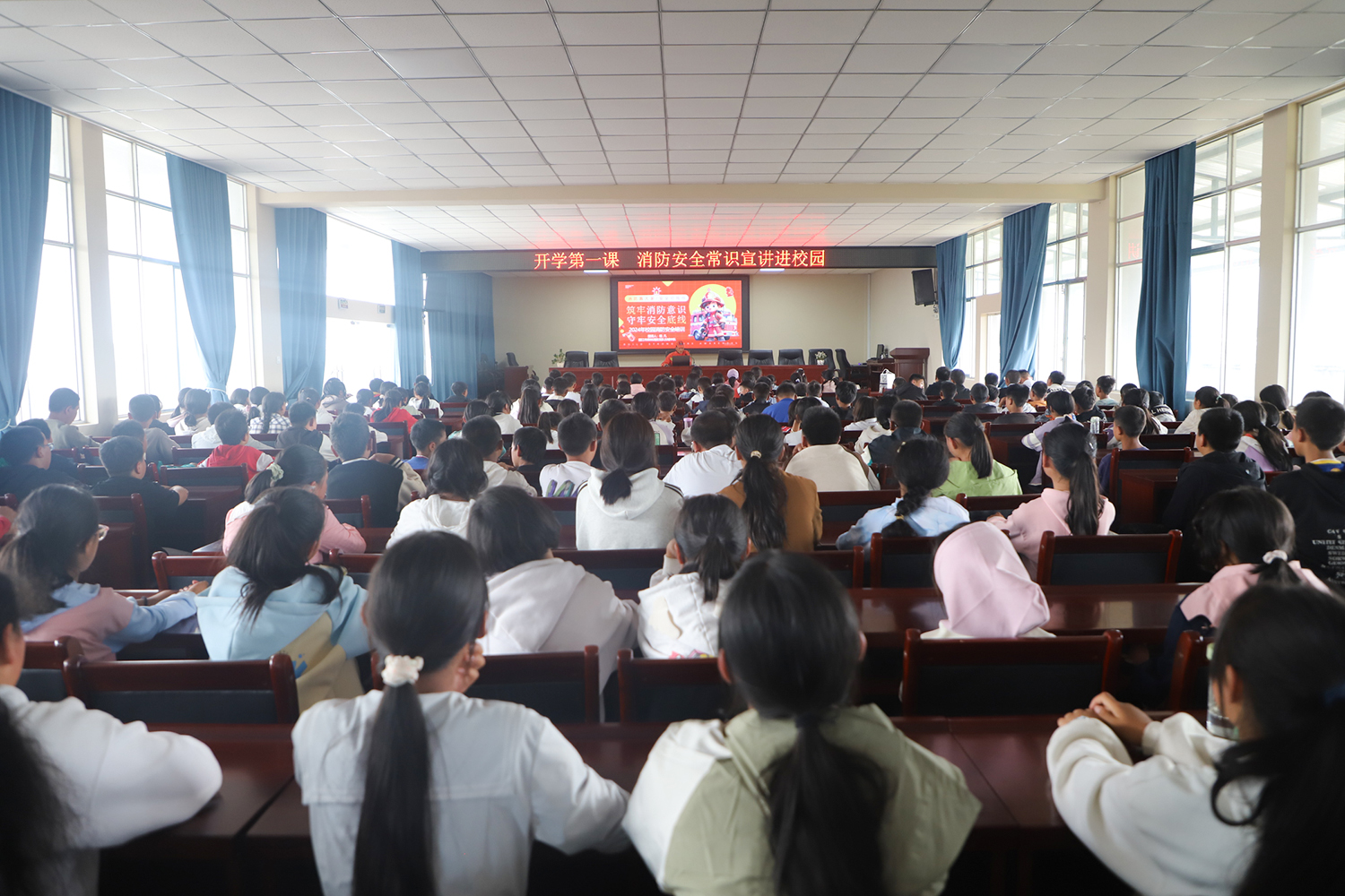 1开学第一课进校园.JPG
