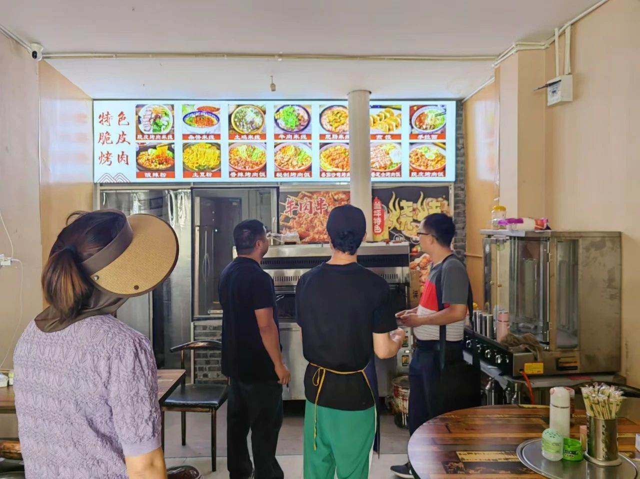 排查近2200家餐饮单位，发放1700余份整改告知书……01.jpg