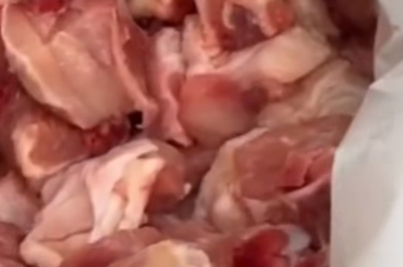 教职工吃鲜肉，学生吃冻肉？当地通报.png