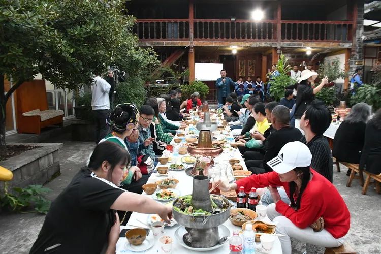 丽江组织在丽台胞台商共迎中秋02.jpg