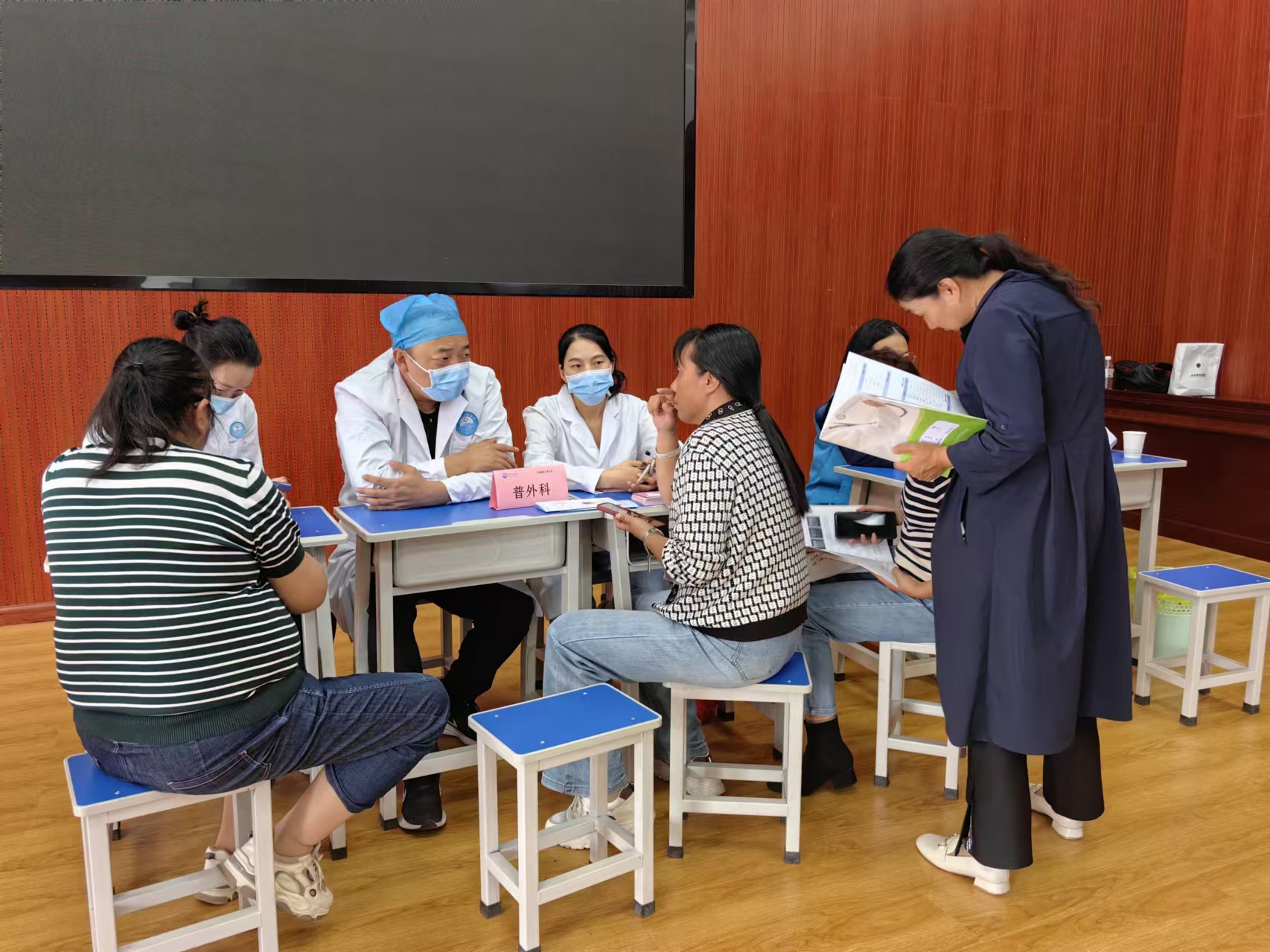 丽江市人民医院深入校园送健康01.jpg