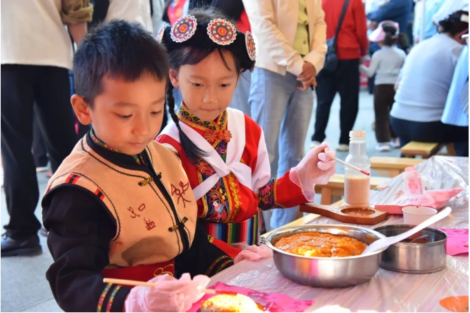 做月饼、品美食、看晚会....丽江的中秋节太热闹了04.png