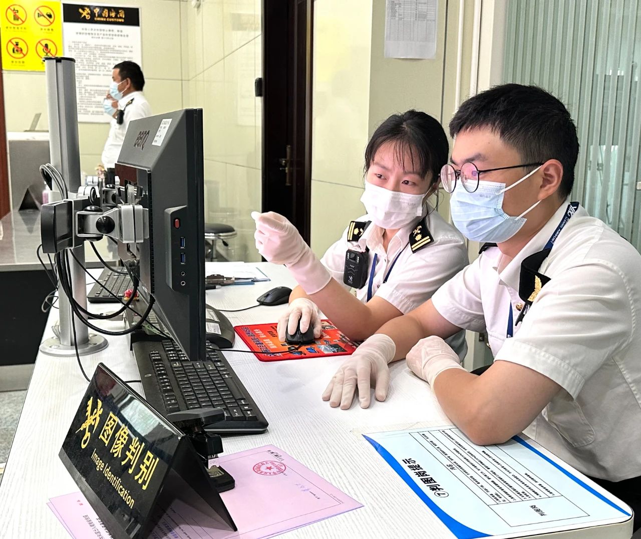 今年前8月进出境7.77万人次，丽江海关积极服务旅客便捷通关02.jpg