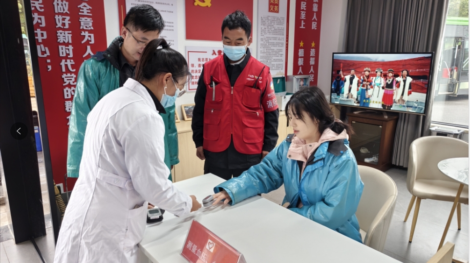 国庆假日，玉龙雪山的“红马甲”让游览更有“温度”03.png