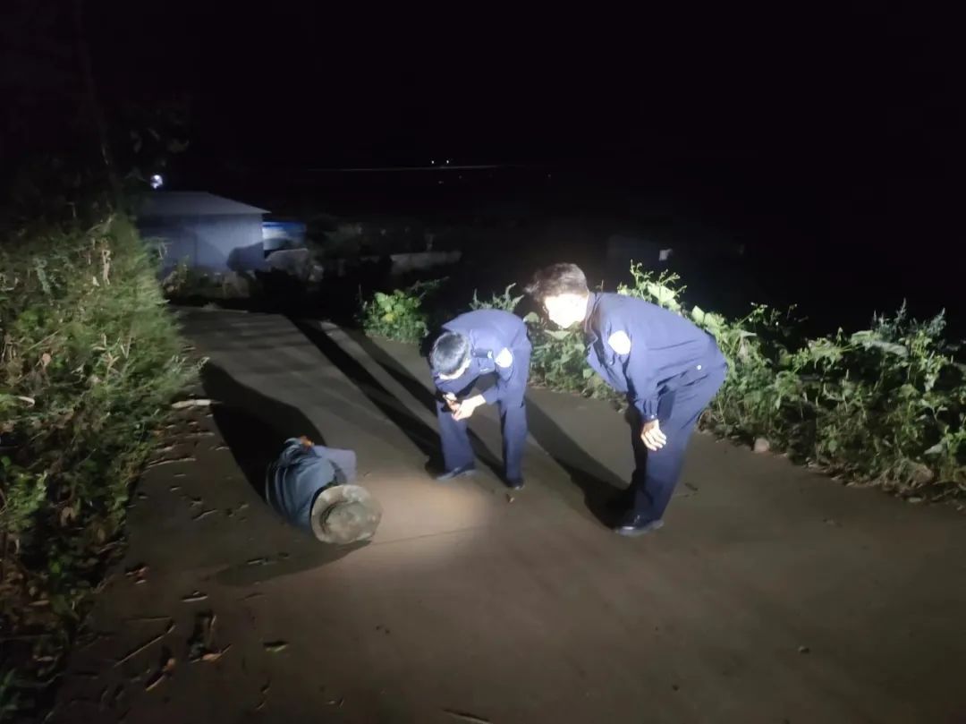 男子醉酒躺在路上，丽江永胜警方将其安全送回.jpg