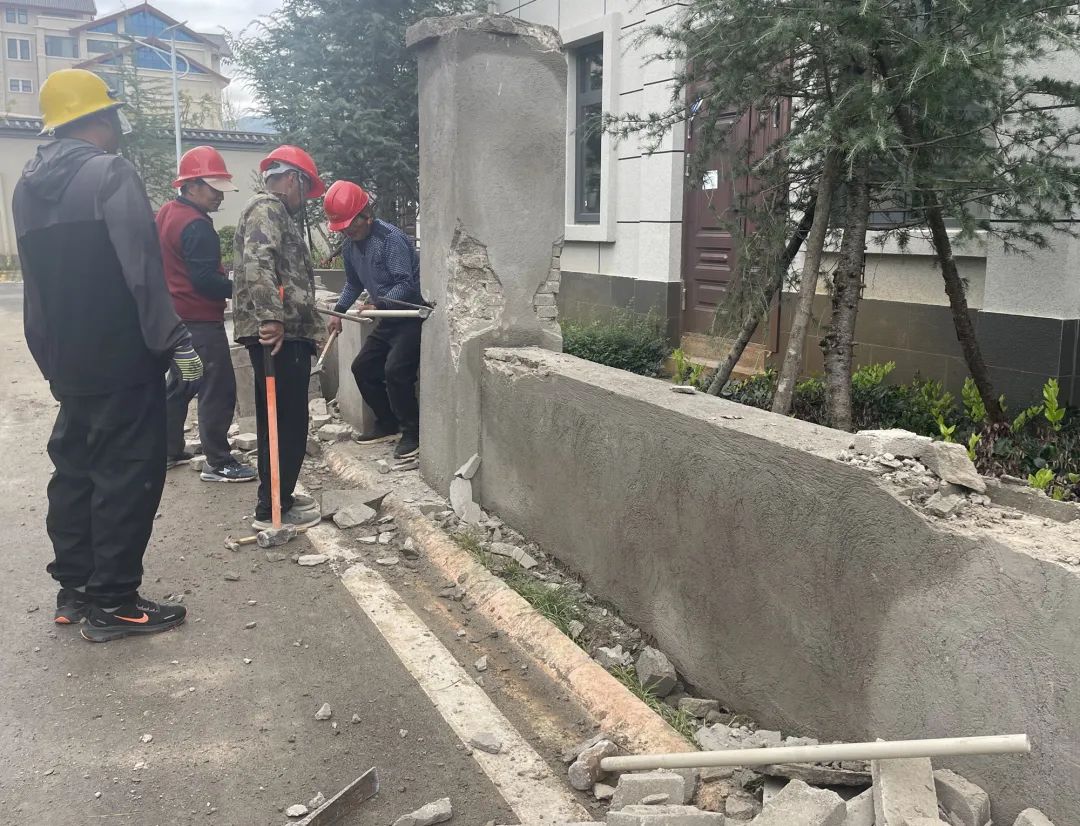 仁博苑小区一住户违建严重侵占绿化带  拆！ (1).jpg