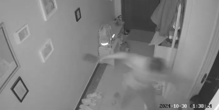 陕西泾阳一男子手持菜刀“家暴”妻子，孩子苦苦哀求，当事人发声01.jpg