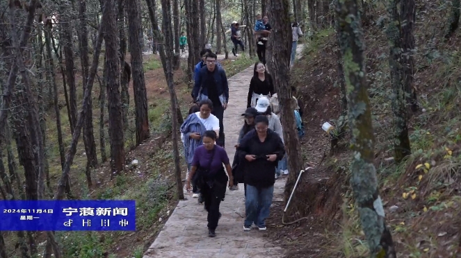 宁蒗县近千名干部职工参加登山活动.png