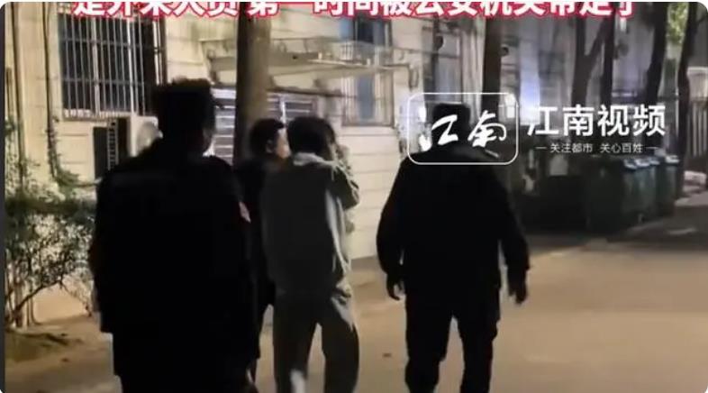 一男子在男寝偷拍男生洗澡，长沙师范学院：是外来人员，已被警方带走.jpg