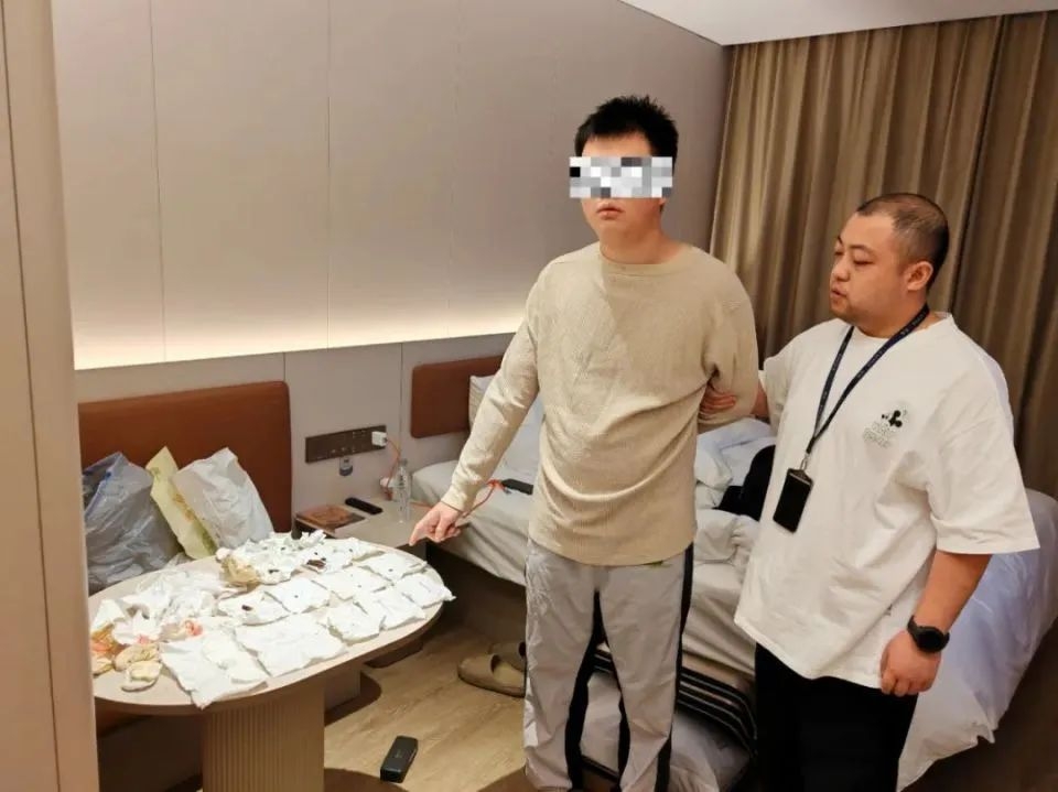 21岁男子花光学费旅游，一路敲诈63家酒店：随身带死蟑螂、脏的避孕套，10个月住宿记录.jpg