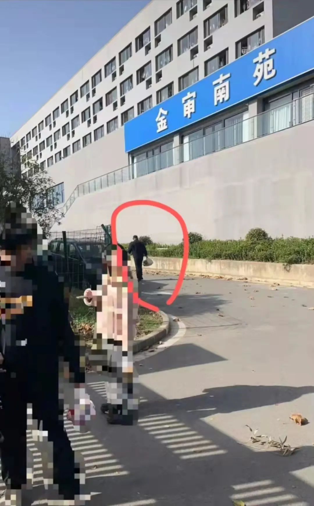 南京一高校保安偷学生外卖半学期？有人辩称是整理，校方回应3.jpg