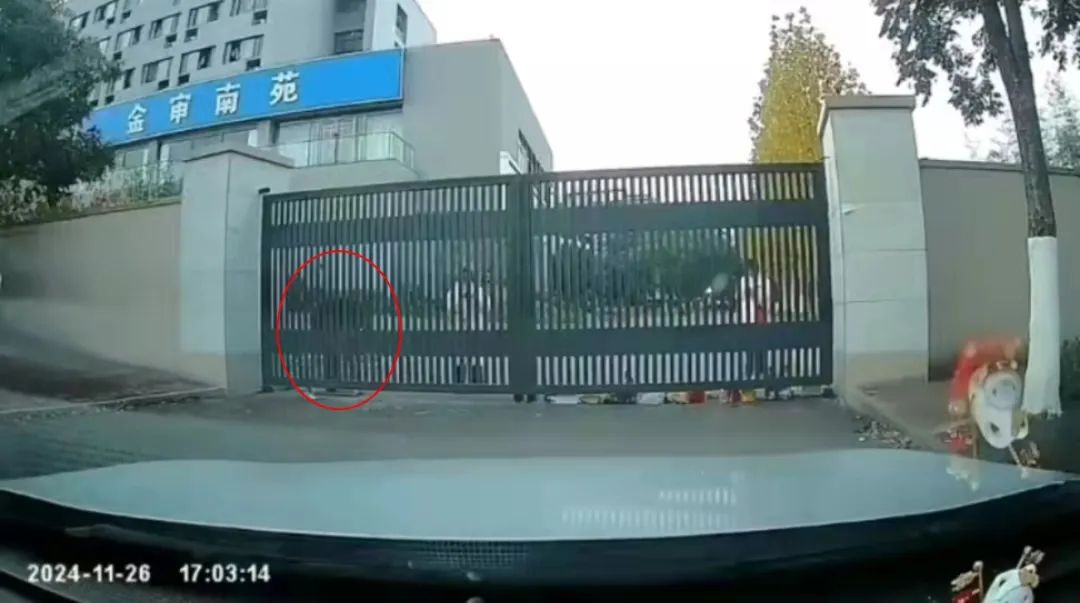 南京一高校保安偷学生外卖半学期？有人辩称是整理，校方回应2.jpg