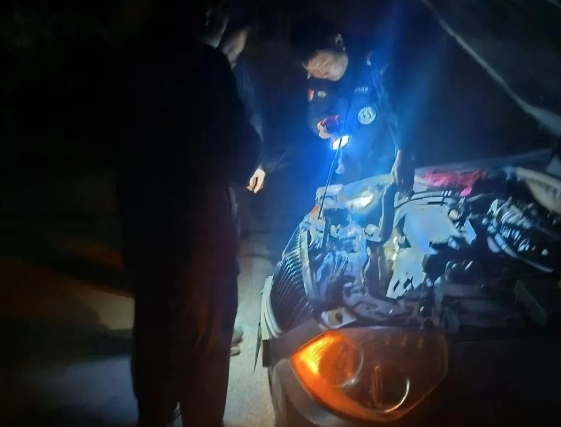 车辆抛锚陷“窘境”  丽江民警深夜守护.png